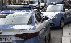 Prima strattona la ex, poi aggredisce i poliziotti: arrestato un 29enne italiano

 