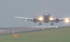 Tempesta Floris, atterraggio da brividi a Leeds: l&rsquo;aereo ondeggia tra raffiche a 145 km/h