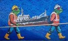Nave incagliata, un murale di 40 metri davanti al pontile