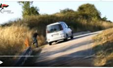Arriva con l'auto e appicca un incendio in un'area boschiva: 58enne arrestato dai carabinieri - Video: l'azione "in diretta"