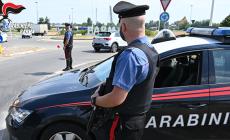 Ruba 8 salami coprendoli con un cartone appoggiato sopra al cestello del supermercato. Denunciato 30enne straniero