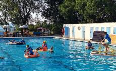 Gare in piscina per i bambini: trionfa l'allegria - Foto 