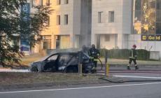 Auto prende fuoco di fronte alla Metro - Il video 