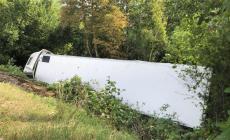 Camion esce di strada e travolge la recinzione di una casa: paura tra Fornovo e Calestano. Auto ribaltata a Monticelli