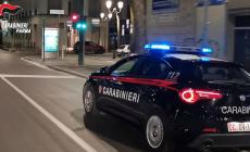 Rapina la carta di credito a un 36enne al distributore di sigarette: rintracciato dai carabinieri,  diventa violento  per tentare la fuga.  Arrestato 27enne straniero