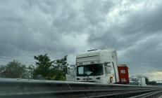 Tangenziale Nord, camion di traverso perde gasolio: traffico rallentato