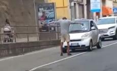 Si mette a urlare fra le auto in via Trento: video