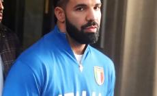 Drake per la prima volta in Italia: "Aspettavo da una vita". E sui social posta la foto con la maglia azzurra e Pino Daniele