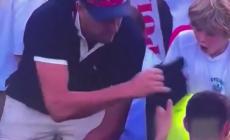 Un uomo ruba a un bambino il cappellino regalato da Majchrzak sugli spalti degli Us Open: indignazione sui social