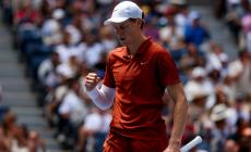 Us Open, Sinner soffre ma supera Shapovalov e va agli ottavi: 5-7 6-4 6-3 5-3