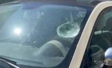 Palla da baseball piomba in un cortile e sfonda il parabrezza di un'auto - Video