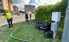 Scontro con un furgoncino a Vicofertile: motociclista rovina sull'asfalto, trasportato al pronto soccorso
