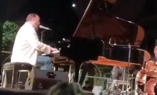 Crollano le luci durante il concerto, illeso Raphael Gualazzi - Video