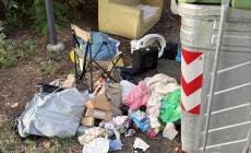Bidet, divano e sedia con contorno di rifiuti: ecco la "cartolina" da via Leporati - Le foto