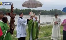 Il vescovo ha benedetto le acque del Po, con un pensiero "a chi paga il cambiamento climatico" - Video