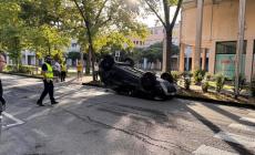 Auto si schianta contro un'auto in sosta e si ribalta  in viale Fidenza