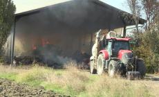 Grosso incendio in un'azienda agricola di Frassinara: lungo intervento dei vigili del fuoco, tutte le squadre sul posto - Foto 