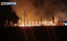 Frassinara, in fiamme deposito di balloni di fieno: paura ma nessun ferito - Video