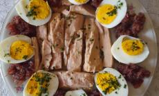 Un classico: insalata tonno, uova e cipolla  di  Tropea