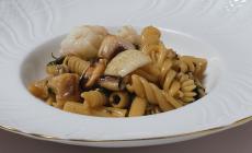 Mezzi rigatoni e fusilli, zuppa di pesce fagiolini,  cavolo