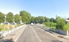 Scontro auto-bici sul ponte dei Carrettieri in via Po: ferita una 17enne