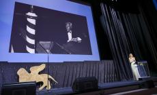 Gran finale al Festival  del Cinema di Venezia: tutti in piedi per Armani. Leone d'oro a  Father Mother Sister Brother. Migliore attrice Xin Zhilei. Prima coppa Volpi per Servillo - Tutti i premiati - Le foto