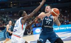 L'Italia soffre, rimonta ma Doncic è un marziano: 84-77 la Slovenia va ai quarti. Pozzecco lascia la panchina degli azzurri