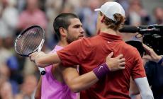 Alcaraz perfetto: batte Sinner in quattro set, vince gli Us Open e torna il numero uno al mondo