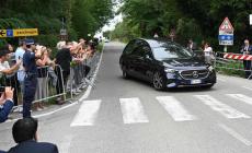 A Rivalta il funerale di Armani, paese blindato e petali bianchi - Foto 