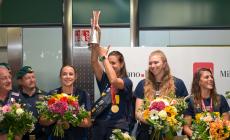 Azzurre del volley a Malpensa con la Coppa tra cori e abbracci -  Foto 