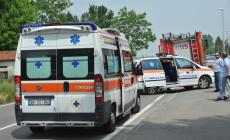 Auto vola nel fosso, donna  soccorsa da 118 e vigili del fuoco
