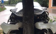 Perde il controllo dell'auto e si schianta contro un albero
