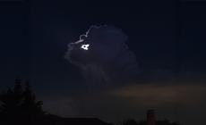 Le nuvole e la luna si sovrappongono e creano la forma di un "volto" 