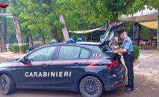 Rissa al bar, volano sedie e tavoli, lancio di pietre. Locale devastato, auto ammaccate: identificate e denunciate dieci persone