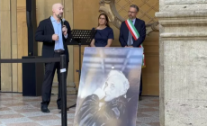 Stefano Benni, lunga coda e commozione alla camera ardente