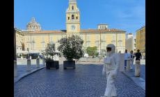 Un'astronauta in giro per la città 