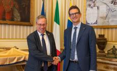 L'ambasciatore britannico a Parma: tappe fra Comune e... prosciuttificio - Foto 