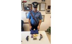 Allarmato dalla presenza di un operaio esce di casa con la pistola: denunciato 