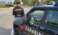 Sale su una sedia appoggiata al davanzale della finestra e minaccia di lanciarsi nel vuoto. 90enne salvato dai carabinieri