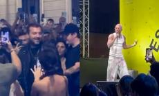 Dopo le polemiche (e lo "spostamento" di programma) Bello Figo si esibisce. Esplode piazza Garibaldi: è arrivato Cesare Cremonini - Video