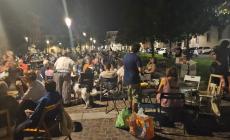 A cena insieme in piazza Matteotti per conoscersi: una bella iniziativa 