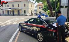 Ruba il cellulare da un'auto in sosta: 23enne tenta la fuga in autobus, preso e denunciato &egrave; stato espulso dall'Italia