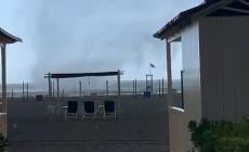 Tromba d'aria a Forte dei Marmi, stabilimenti balneari danneggiati anche a Viareggio - Video: il maltempo si abbatte sulla Versilia
