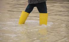 Nubifragi nel Grossetano, strade allagate e alberi caduti. A Porto Ercole un peschereccio rischia di affondare 