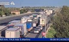 Mezzo pesante sbanda in  A1: il conducente &egrave; grave, lunghe code in autostrada 