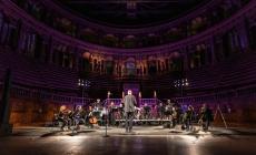 Be Candle in the Darkness: Roberto Bonati e la ParmaFrontiere Orchestra al Teatro Farnese. Dedicato a Gaza 