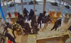 Una banda di 20 persone fa irruzione in gioielleria e distrugge le vetrine: il video della rapina "in diretta"