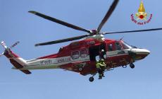 Fungaiolo di 26 anni si perde nel bosco: recuperato dai vigili del fuoco in elicottero