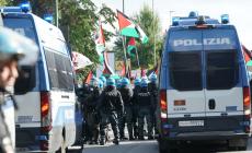 Manifestanti Pro Pal cercano di irrompere nell'aeroporto, la polizia usa gli idranti