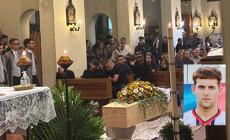 L'ultimo abbraccio a Daniele, morto sul Penna